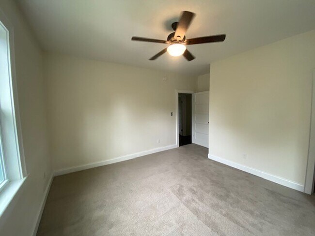 Building Photo - Georgous 5 bedroom 2.5 bath home in Downto...