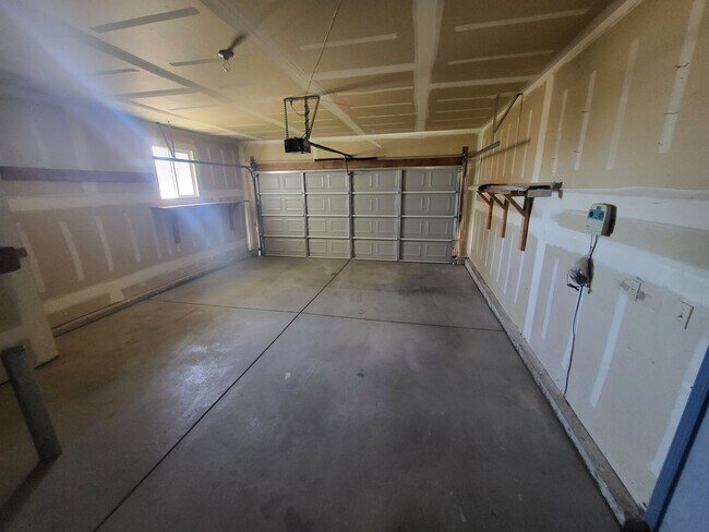 Building Photo - 996 Desert Dr