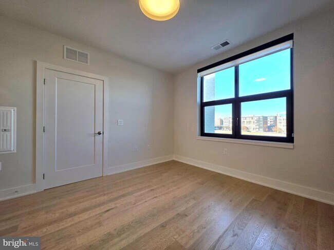 Building Photo - 737 Swann Ave