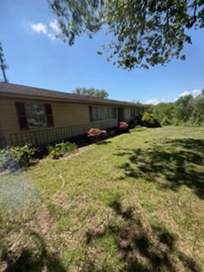 Building Photo - Maryville City  37801 - 3 bedroom, 2.5 bath home Walking distance to Foothills Mall - Contact Deb...