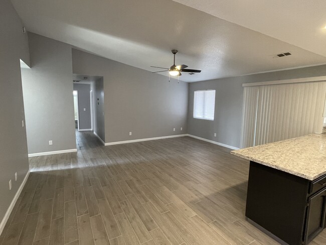 Building Photo - 2800 E Valley Oaks Dr