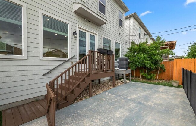 Building Photo - 406 Yale Oaks Ln