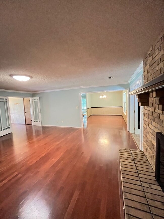 Building Photo - 4 bedrooms and 2 bath home, mature neighbo...