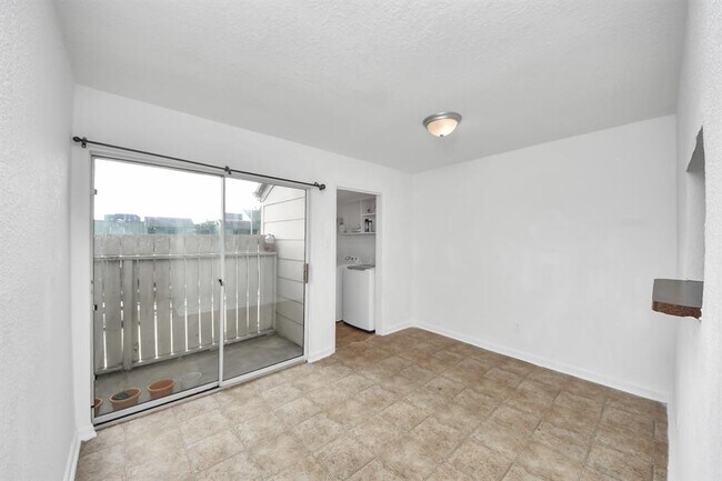 Building Photo - 8100 Creekbend Dr