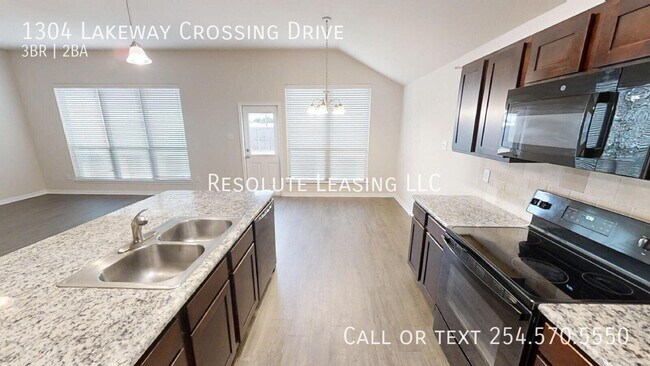 Building Photo - 1304 Lakeway Crossing Dr