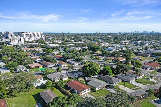 Building Photo - 29 SW 8th Ave