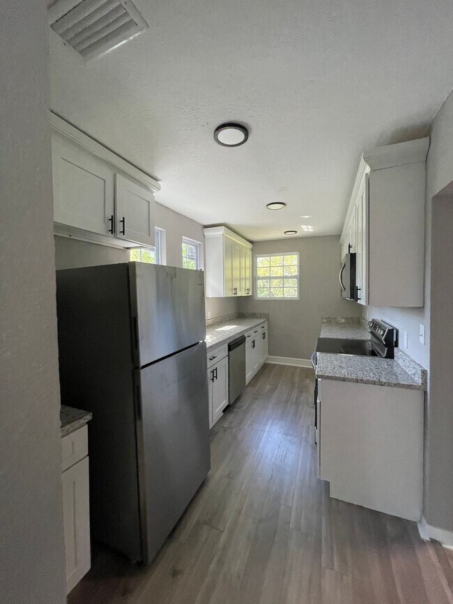 Primary Photo - Charming Upstairs 2/1 - Available Now!