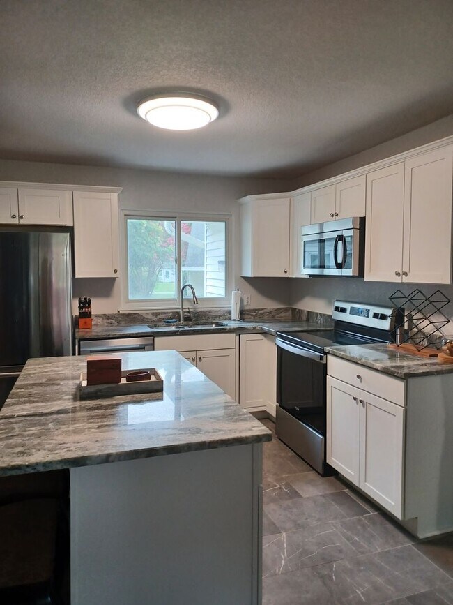 Building Photo - Beautifully renovated home in Birchwood Gardens