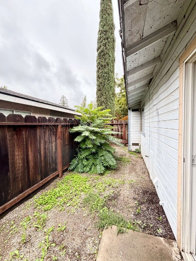 Building Photo - 920 Vermont Ave