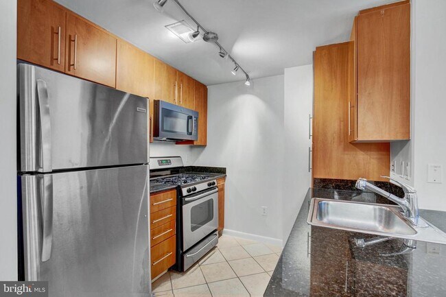 Building Photo - 1021 N Garfield St