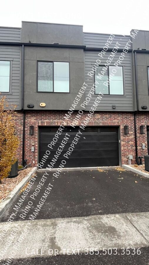 Building Photo - 3 Bedroom/3 Bathroom Townhome in Holladay