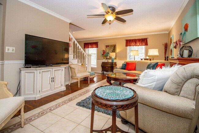 Building Photo - 3 bed, 2.5 bath Duplex