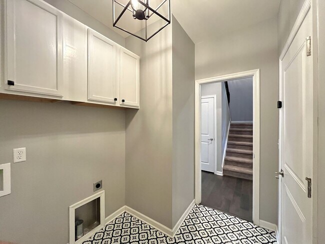 Building Photo - SPACIOUS FRANKLIN HOME WITH UPGRADES