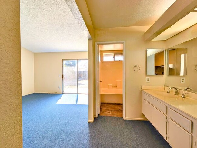 Building Photo - 3 Bedrooms Near the University in the Cimmeron District on Rosarita Street