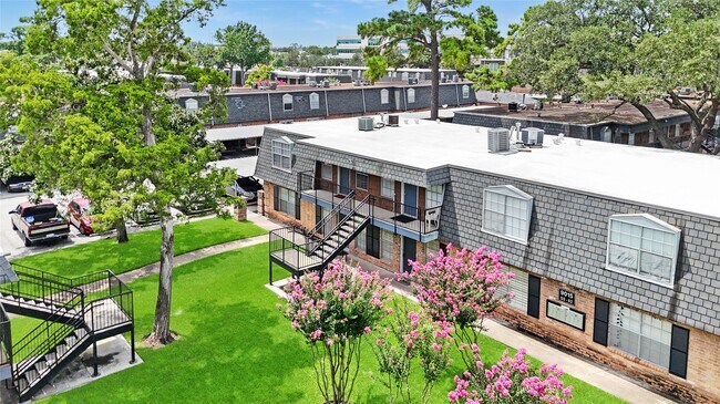 Building Photo - 9015 Gaylord Dr