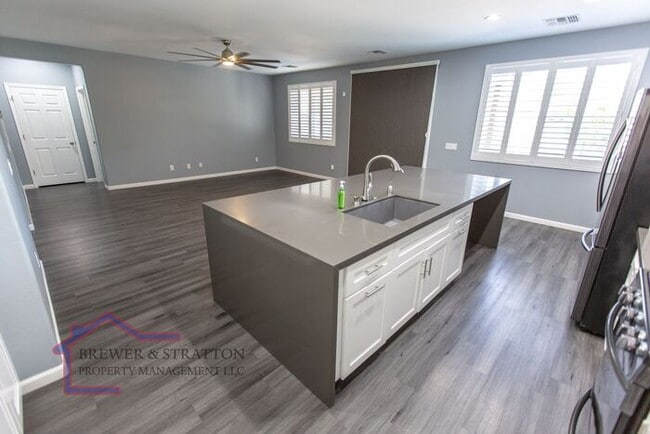 Building Photo - 391 S 163rd Dr - 4BR, 2BA - Sarival/Van Buren