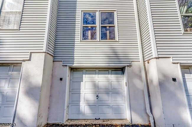 Building Photo - 2 Colonial Ct