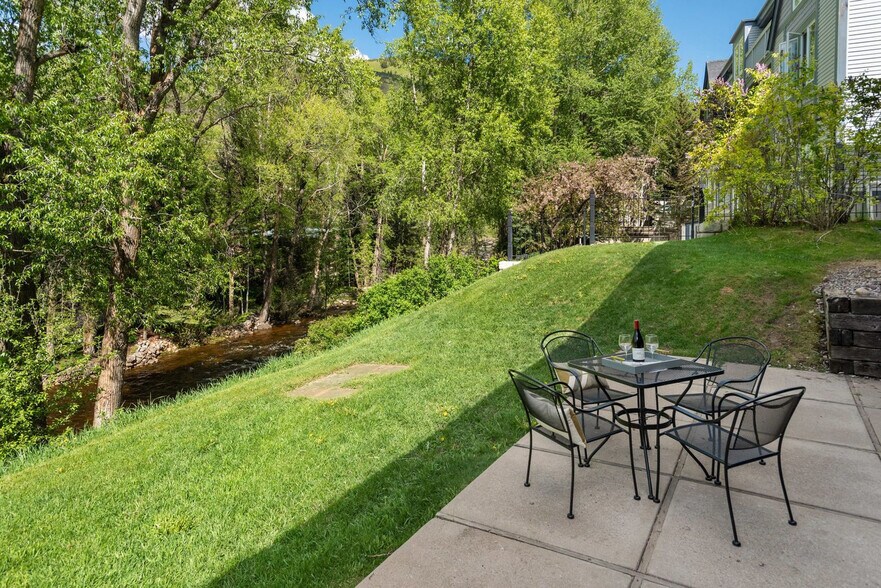 Building Photo - 900 E Hopkins Ave