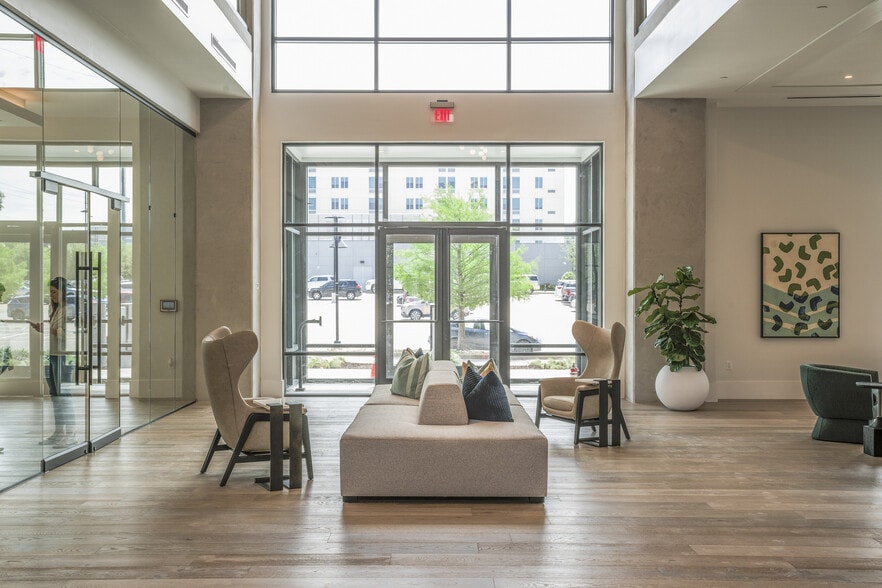 Building Photo - Lantower West Love