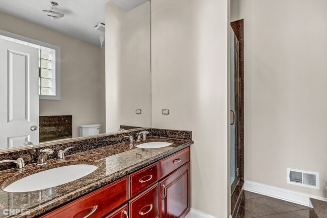 Building Photo - 2617 W Evergreen Ave