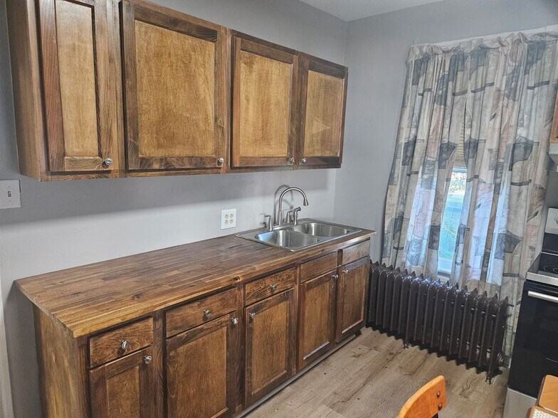 Building Photo - 228 Hardy Ave