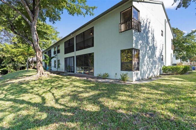 Building Photo - 3868 Carambola Cir N
