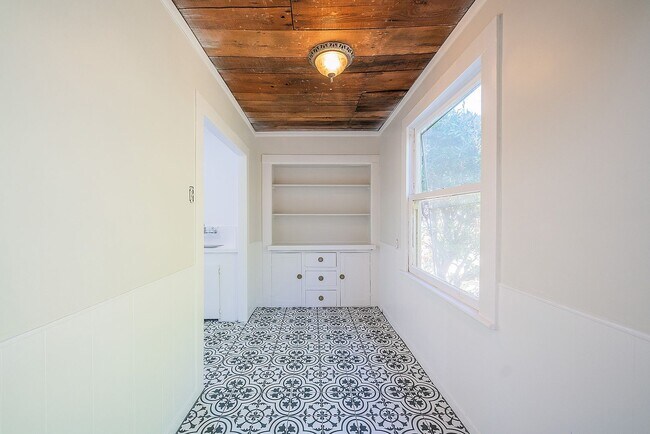 Building Photo - 2339 Norwalk Ave