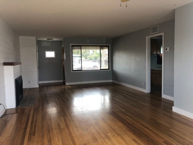 Building Photo - Charming Home w/ Large Yard - Available SOON