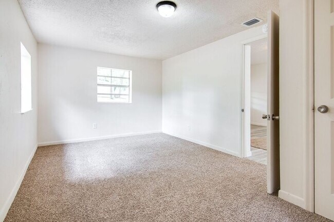 Building Photo - 228 Bonnet Ave