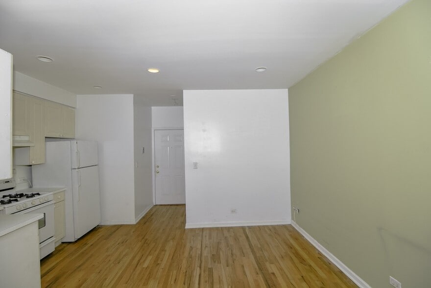 Building Photo - 909 W Dakin