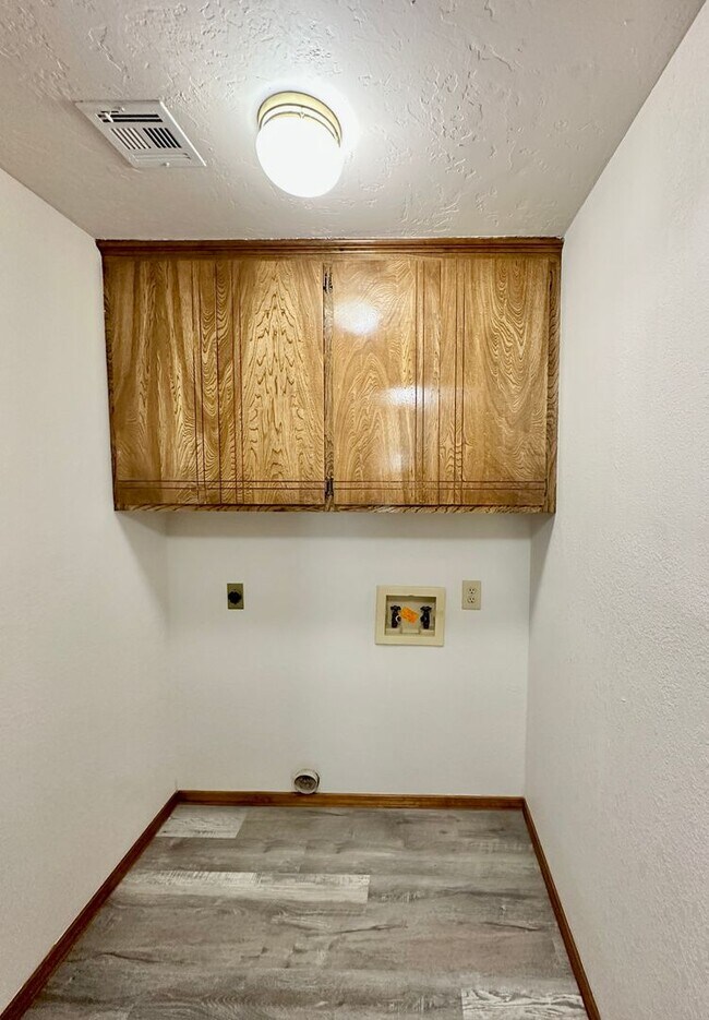 Building Photo - 2502 NE Kingsbriar Pl