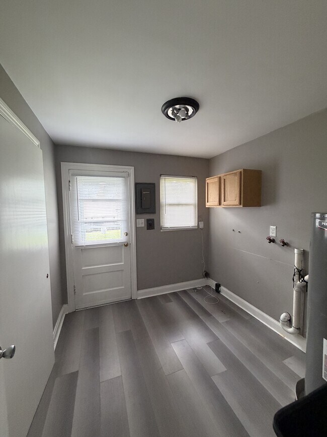 Building Photo - 1828 Upper Hunters Trace