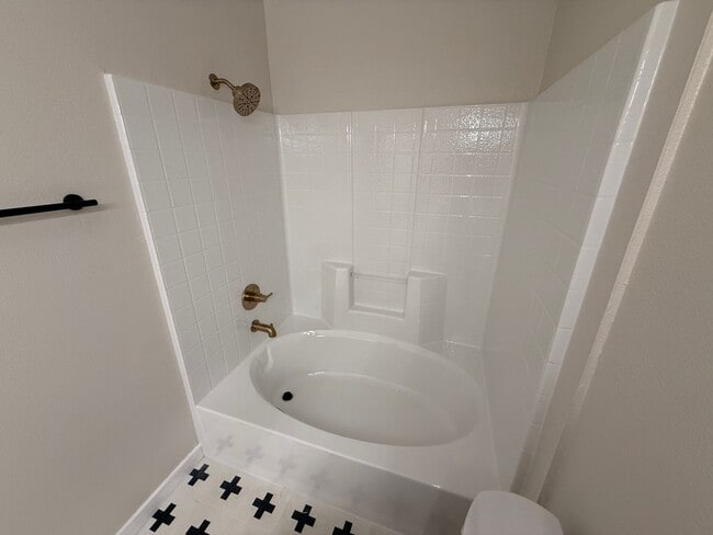 Building Photo - RENOVATED 2BD/2BA NEAR STRIP!