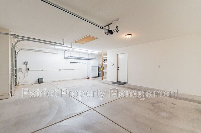 Building Photo - 4704 E Villa Maria Dr