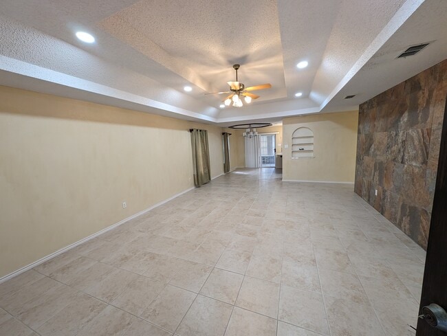 Building Photo - 2213 Lake View Dr