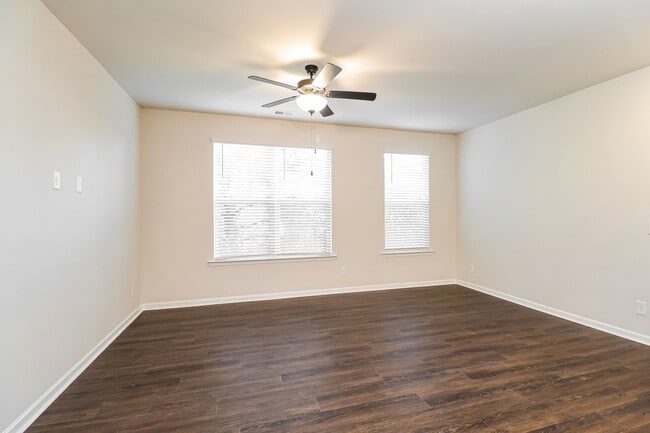 Building Photo - Beautiful 3BR 3.5BA Townhome w/ Full Appliance Kitchen Garage Parking in University