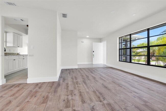 Building Photo - 709 SW 9th Ave