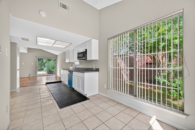Building Photo - 2042 Hilton Head Dr