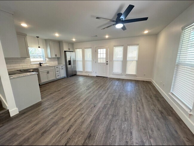 Building Photo - 3 Bedroom 2 Bathroom Home for Rent