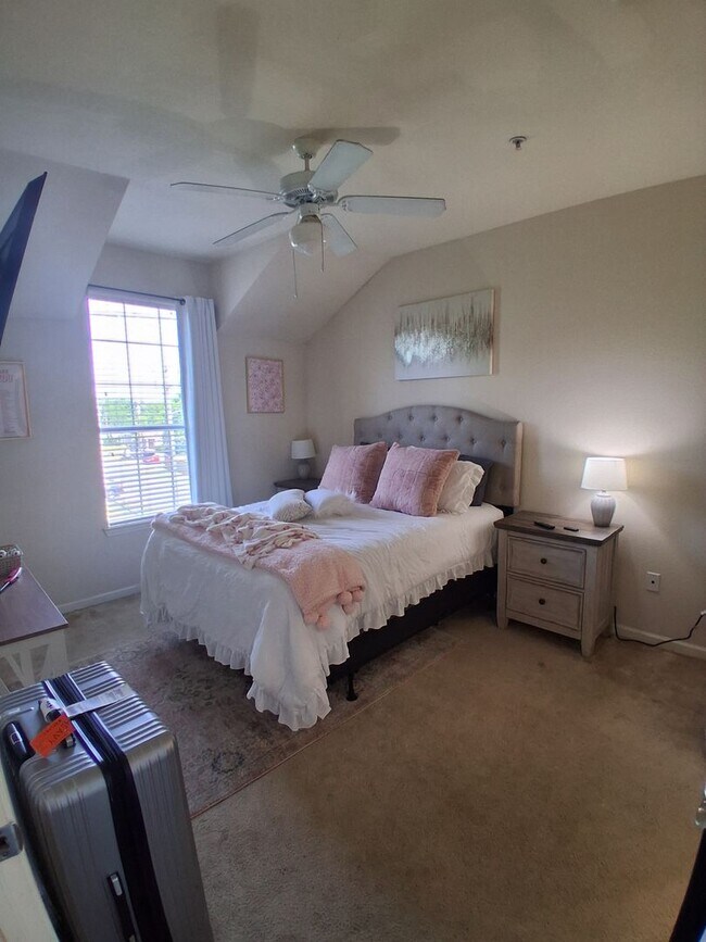 Building Photo - Midtown Village 2 Bed 2 Bath Condo! Available July!