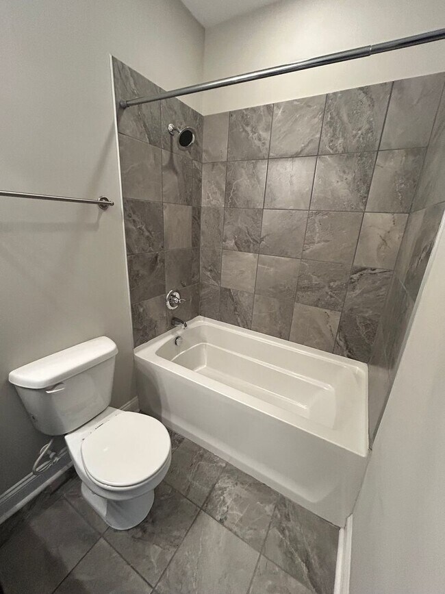 Building Photo - 3 Bedroom 3.5 Bath Spacious Townhome