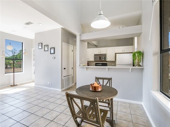 Building Photo - 611 E 45th St