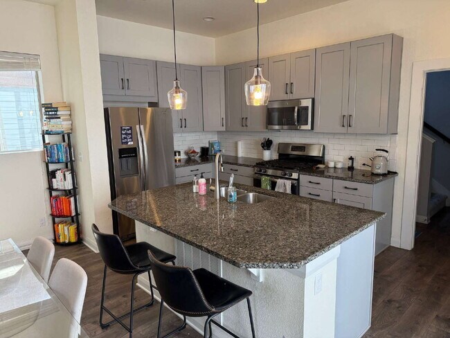 Building Photo - MOVE IN SPECIAL - $500 OFF 1st MONTHS' REN...