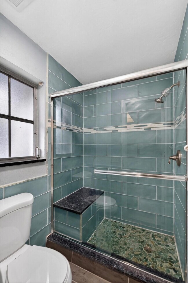 Building Photo - 423 Pine Tree Ct