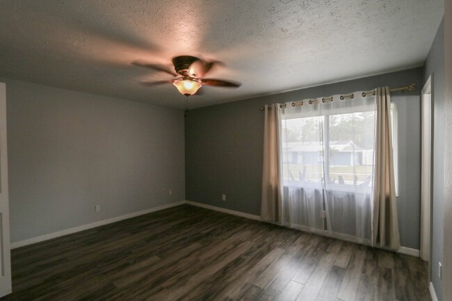 Building Photo - Spacious 2-Bed, 2-bath, 2 car garage pool ...