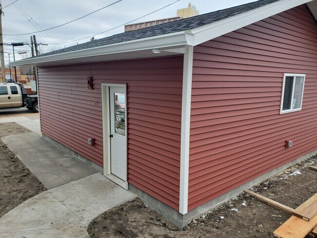 Building Photo - 612 Henrietta St