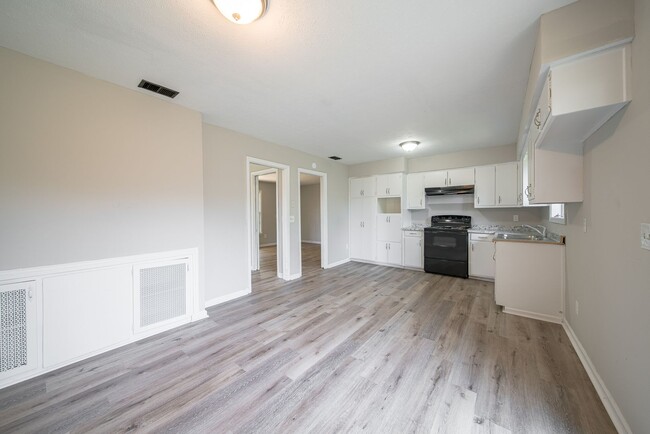 Building Photo - Move in Ready!  Spacious 3 Bedroom 2 Bath! Section 8!