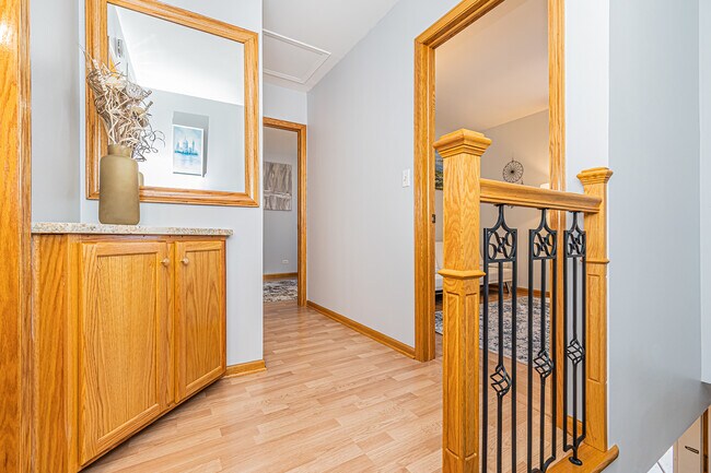 Building Photo - 1305 Kingsbury Dr