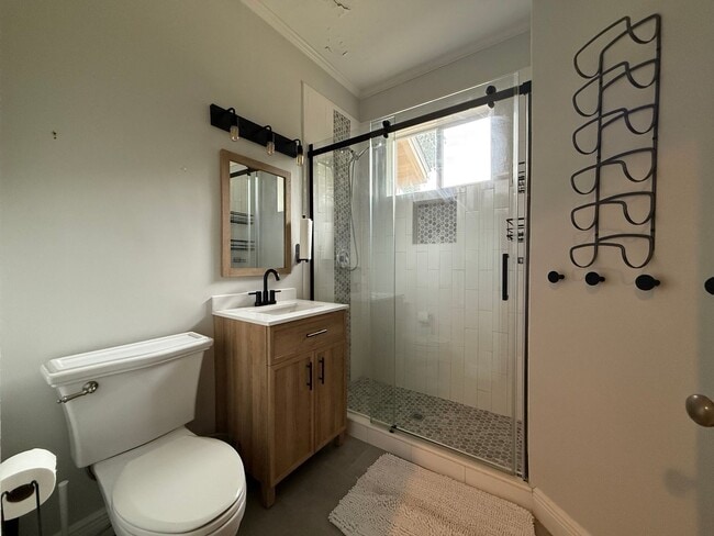 Building Photo - DOWNTOWN house with W/D avail NOW!