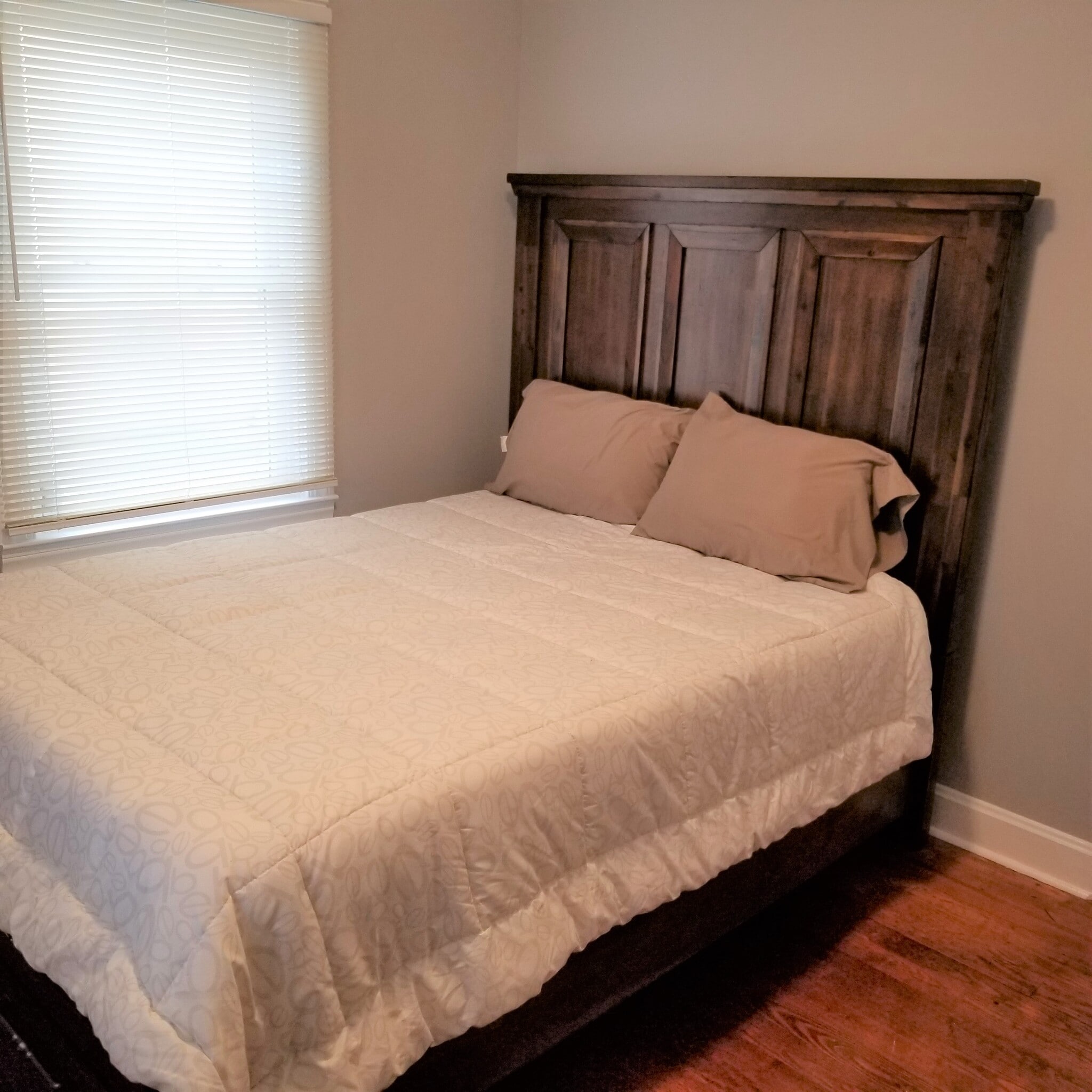 Larger bedroom - 1609 Cannon Ave